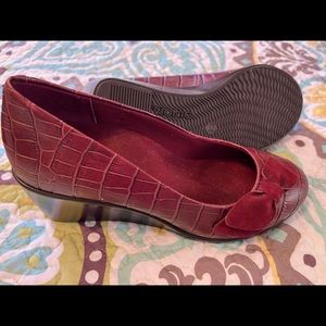 Vionic burgundy size 8 wedge
